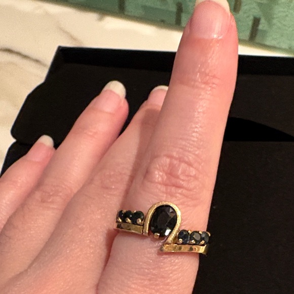 Elegant Gold and Safire Stone Ring